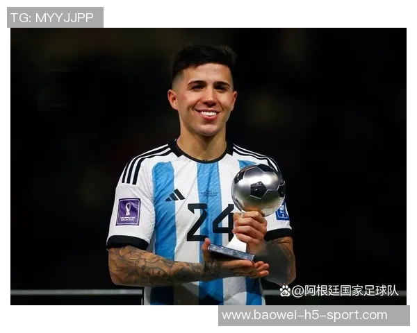 阿根廷全队球员佩戴黑色袖标悼念已故博卡主帅鲁索的感人时刻